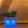 Vaso luminoso quadrato da giardino in resina bianca per esterno. Vasi luminosi da interno illuminati di luce blu